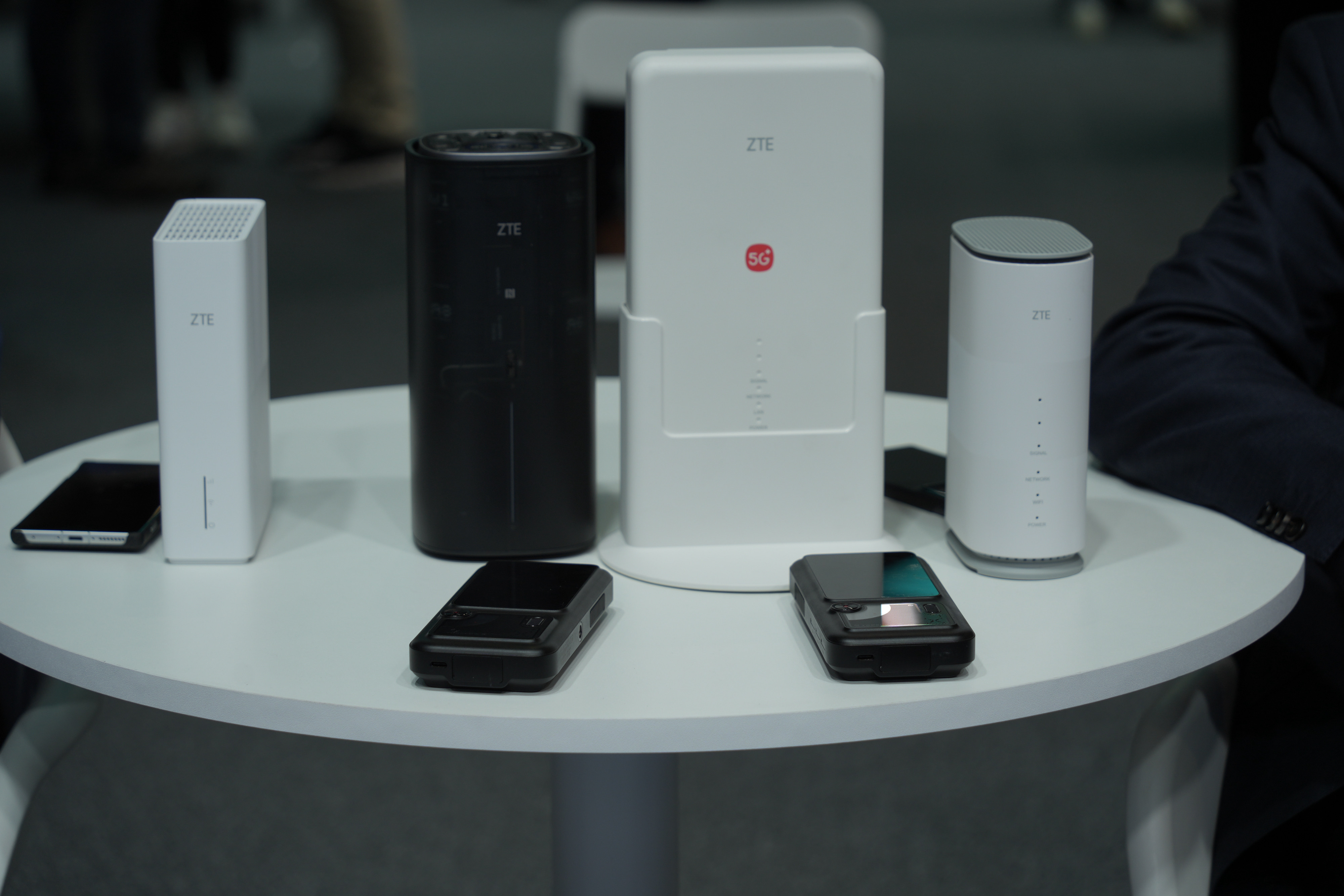 中兴移动互联终端升级“连接+”战略全球首款Al + Wi-Fi 8室内CPE发布(图2)